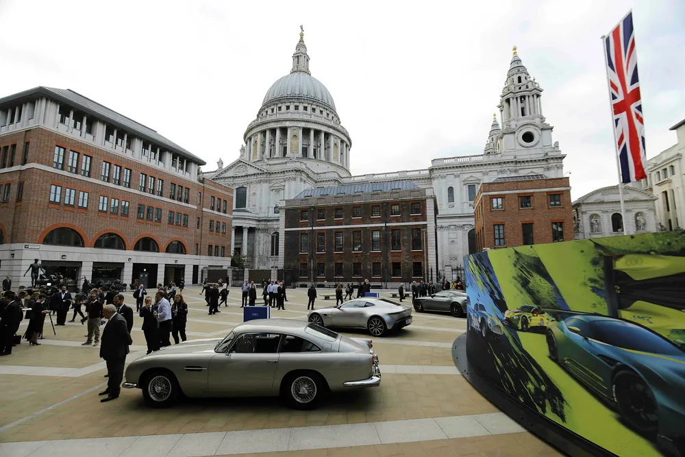 London-børsen faller i likhet med alle de europeiske børsene torsdag. Her fra børsnoteringen av luksusbilmerket Aston Martin sist uke. Aksjene i eierselskapet Aston Martin Lagonda Global Holdings plc har falt daglig siden noteringen.