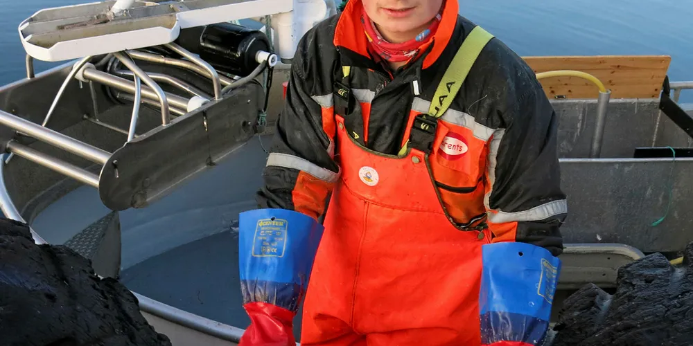 FISKER OG LÆRLING: Kurt Olav Olsen fra Kvænangen i Nord-Troms er lærling på en kystnotbåt. På friturene driver han fiske med egen båt, sjarken «Fjellnes».