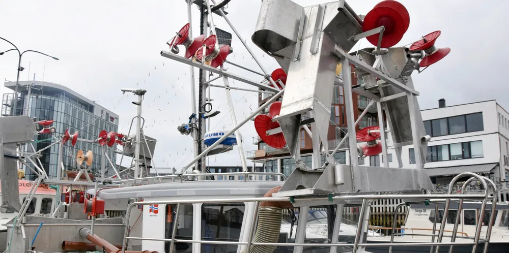 Ingen tvil om at makrelldorgerne er på plass i nord. Her er det «Elvegutt» fra Herøy i Møre og Romsdal som viser fram sinnrikt fiskeutstyr ved kai i Svolvær før avgang til fiskefeltet.