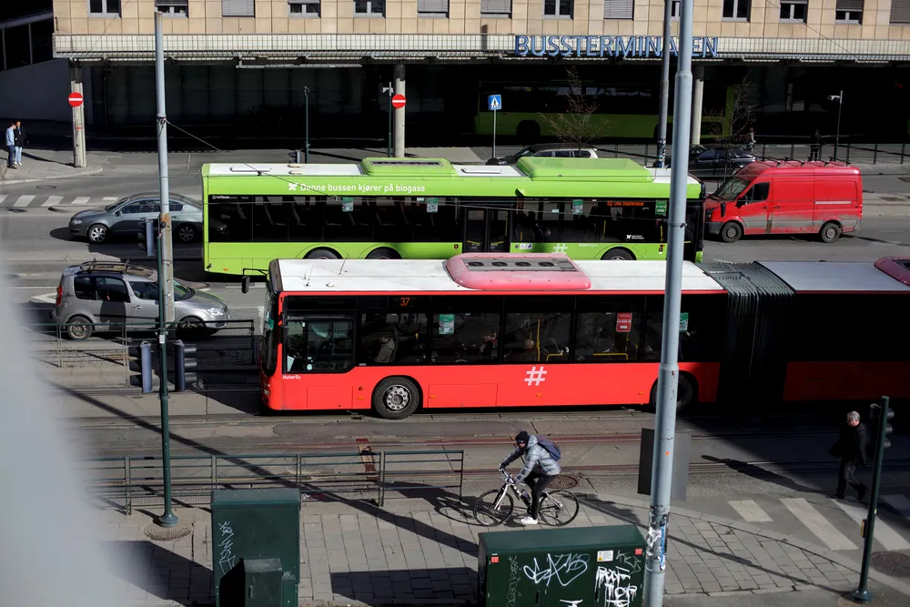 Det finnes ikke noe privat bussmonopol. To av de tre største busselskapene er indirekte eid av staten og Oslo kommune, og disse konkurrerer på lik linje med private aktører, skriver artikkelforfatteren.