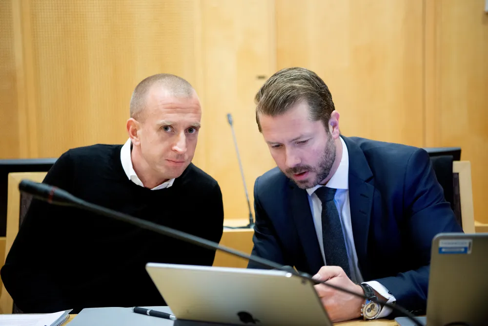Gunnar Greve saksøkes av Skatteetaten. Her med advokat Håkon Berge i forbindelse med rettssaken mot Greves tidligere kollega Geir Grunde i Mer Group as.