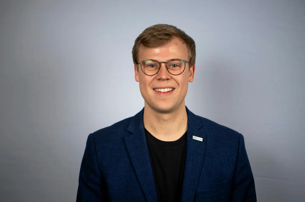 – Jeg håper jeg kan lære mye av henne, og at jeg også kan hjelpe henne med å prioritere, og få med mine perspektiver på ting, sier Sindre Sættem.