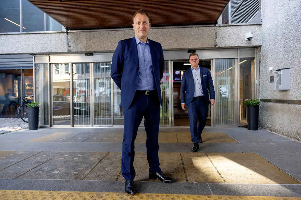 Severin Roald blir ny sjef for Geelmuyden Kiese i Norge. Til høyre er styreleder Jonas Palmqvist, som er administrerende direktør i det nye eierselskapet Paritee. De to er avbildet utenfor byråets midlertidige lokaler ved St. Olavs plass i Oslo.