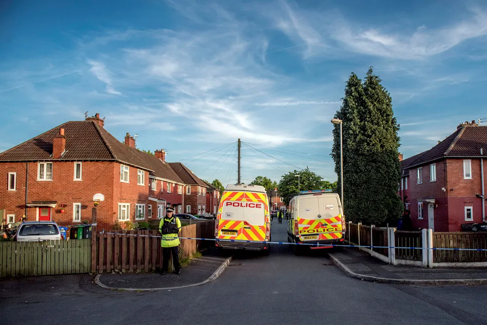 Politiet sperret av området rundt boligen til Salman Abedi, den antatte selvmordsbomberen i Manchester. Salman Abedi, som sto bak terrorangrepet i Manchester, bodde i området Fallowfield i Manchester. Beboerne har mange tanker rundt at ham kommer fra dette området. Foto: Fartein Rudjord Foto: Fartein Rudjord