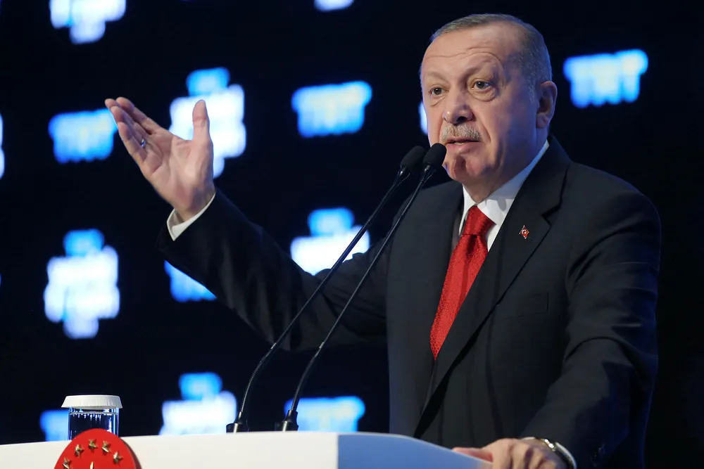 Tyrkias president Recep Tayyip Erdogan skal møte sin russiske motpart Vladimir Putin i Moskva tirsdag. Bildet er fra et forum arrangert av den tyrkiske kringkasteren TRT World Broadcaster mandag.