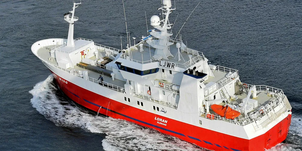 FRONTER: Konflikten mellom hav og kyst førte til steile fronter i Breivikfjorden ved Sørøya i Finnmark i vår. Rederen til den 51 meter store garn- og autolinebåten «Loran» følte seg da uthengt som årsak til problemene. Konflikten resulterte i nedsetting av Norges Fiskarlags havdelingsutvalg.