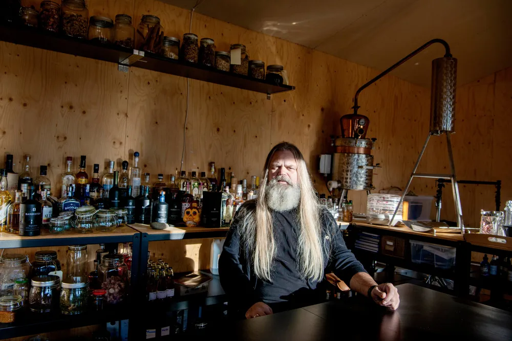 Stig Bareksten, gründer og sjefdestillatør i det bergensbaserte mikrobrenneriet Oss Craft Distillery, overlater toppsjefjobben til svenske Henrik Ellström.