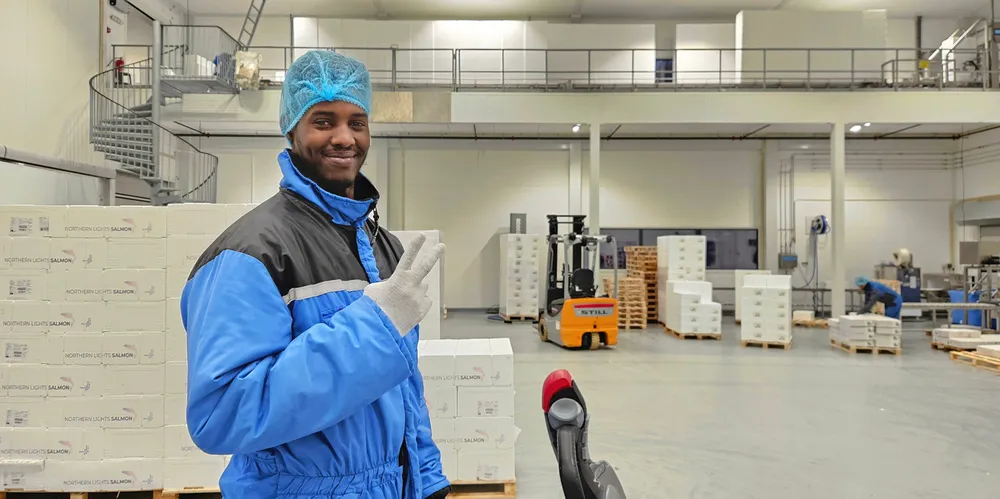 Abdi trives godt med å jobbe på lageret til Filetfabrikken as i Nittedal