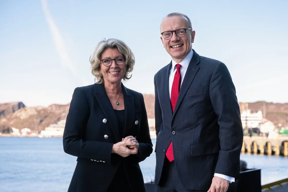 Giles Dickson, leder av den store europeiske vindkraftorganisasjonen Wind Europe, her med avtroppende leder i Fornybar Norge Åslaug Haga.
