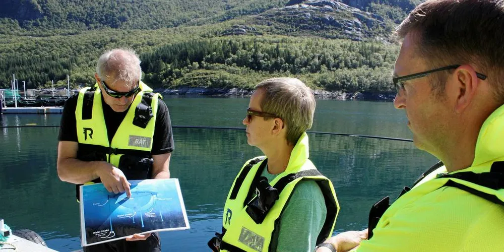 LUKKA ANLEGG: Gründer Anders Næss forklarer Naturvernforbundets Anne-Karin Daniloff hvordan man henter vann fra dypet, som settes naturlig i en strøm laksen svømmer i. Til høyre Veterinærinstituttets Arve Nilsen.Foto: Ståle P. Fremnesvik, Naturvernforbundet