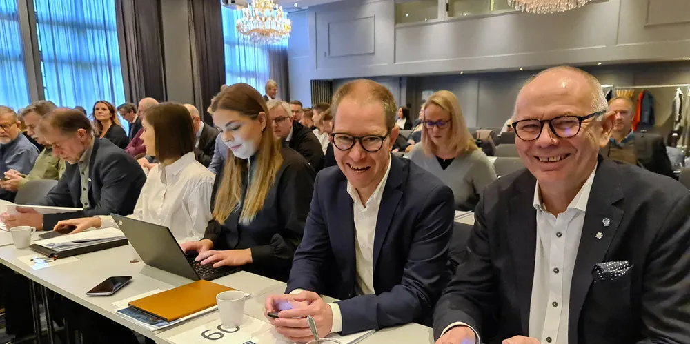 Fiskarlaget Norge, fra høyre Kjell Ingebrigtsen, Sverre Johansen. Fra Årsmøte i Fiskarlaget Nord. Ved siden av Johansen; Hanna Bakke-Jensen og Trude Knutsen.