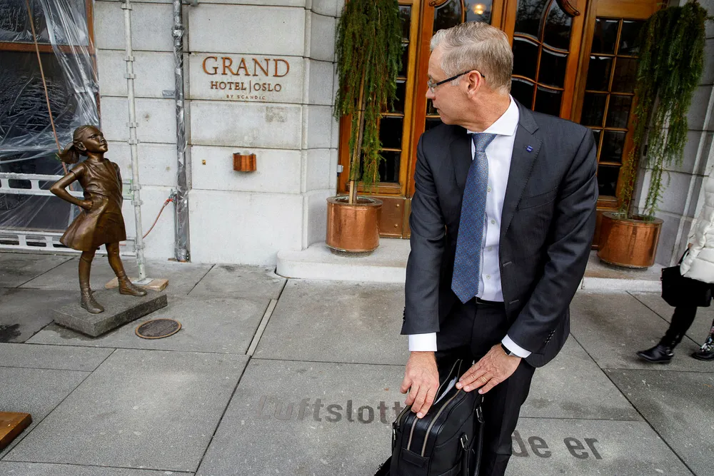 SAS-sjef Rickard Gustafson passerer bronseskulpturen «Fearless Girl» på vei ut fra en energikonferanse i Oslo. Hjemme i Sverige har «flyskam» bidratt til kraftig trafikknedgang i år, og den svenske klimaaktivisten Greta Thunberg er blitt en internasjonal stjerne.