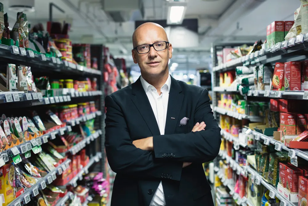 Geir Inge Stokke sa i fjor selv opp jobben som sjef for den forbrukereide dagligvarekjeden Coop. Likevel får han 18 måneder med etterlønn.