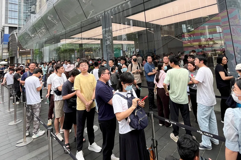 Det var lange køer da Huawei, som er underlagt amerikanske sankskjoner, lanserte smarttelefonserien Pura 70 i Kina i slutten av forrige uke. USA vurderer nye sanksjoner.
