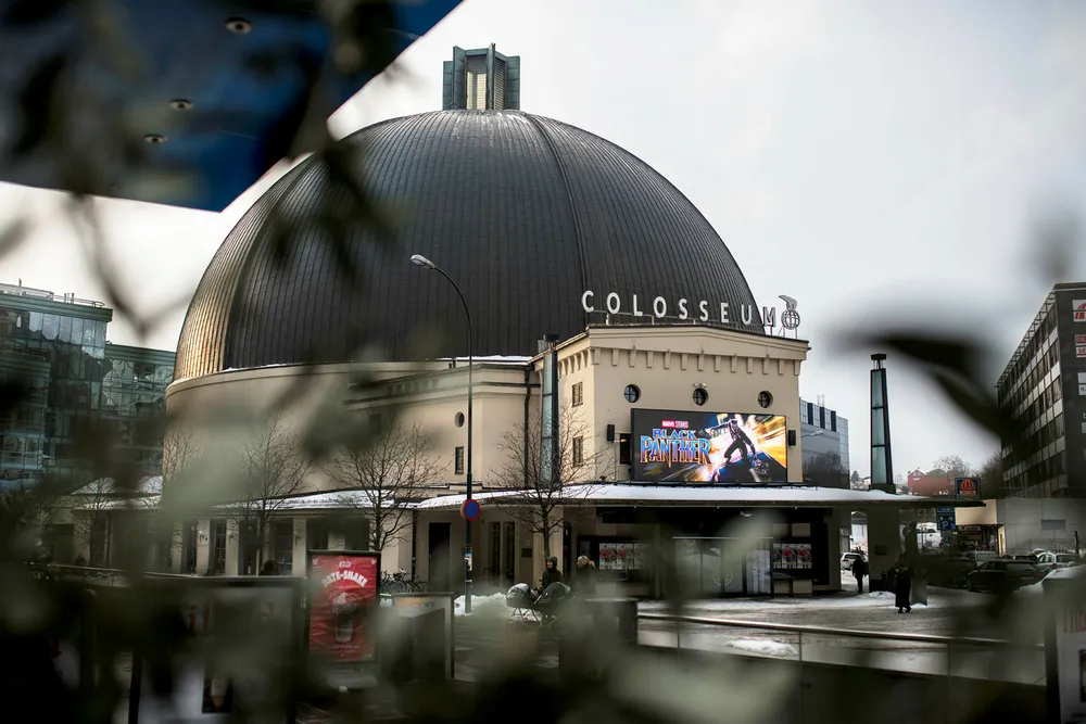 Ser vi til kino, forstår vi raskt at ekspertene har gjort en klassisk tabbe i sine dystre spådommer: De forutsetter at mennesker velger økonomisk og rasjonelt, skriver innleggsforfatteren. Her Colosseum kino på Majorstuen i Oslo. Foto: Skjalg Bøhmer Vold