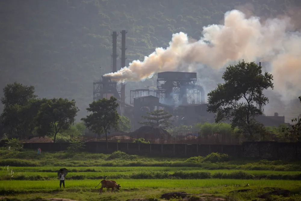 Røyk stiger fra et kullfyrt stålverk i Hehai ved Ranchi i den indiske delstaten Jharkhand. Økt forbruk av kull i India og Kina mer enn oppveier betydelige kutt i USA og EU.