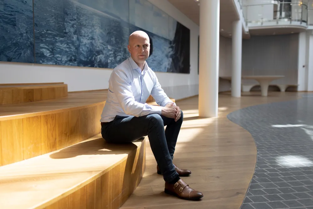 Atle Hauge og fondet Odin Norge knuste markedet i 2024 og slo indeks med hele ti prosentpoeng. Han tror kvalitetsselskapene i porteføljen hans vil klare seg bra i en handelskrig.