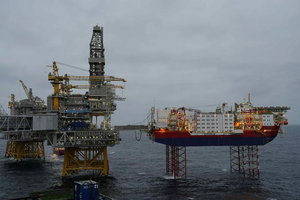 Kong Harald deltar under åpningen av det nye gigantfeltet Johan Sverdrup på tirsdag. Feltet er den største utbyggingen på norsk sokkel siden 1980-tallet, med forventede inntekter som ifølge Equinor er beregnet til 1.400 milliarder kroner.