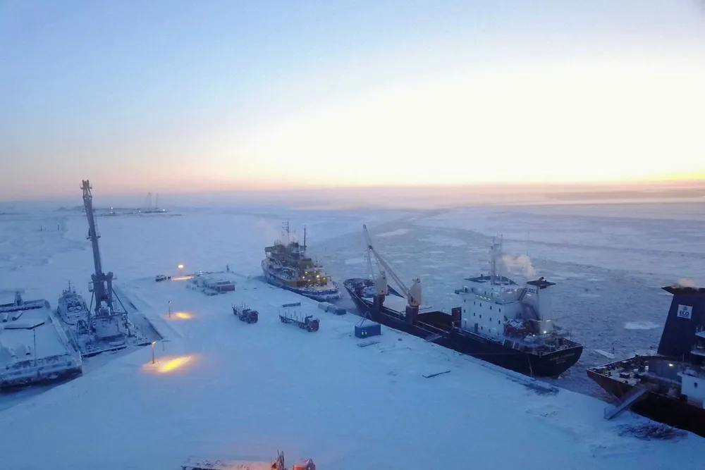 Weighty task: at Murmansk yard for Mammoet