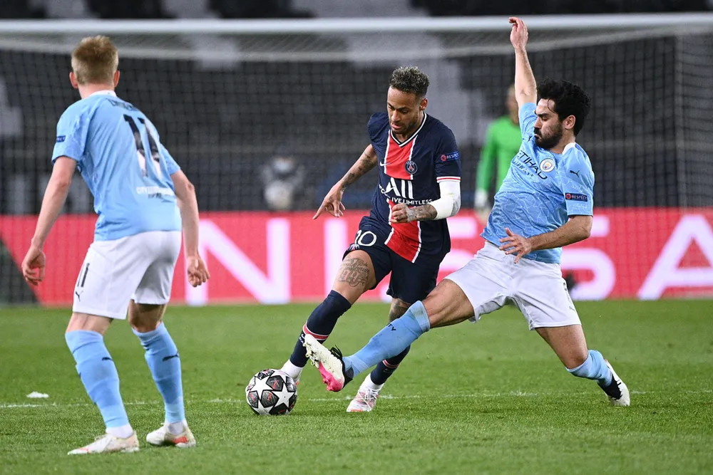 Sjeik Mansour i De forente arabiske emirater har investert tungt i Manchester City som onsdag tok første stikk på veien mot finale i årets mesterliga, da İlkay Gündoğan møtte Neymar og PSG, eid av Qatar Sports Investments.