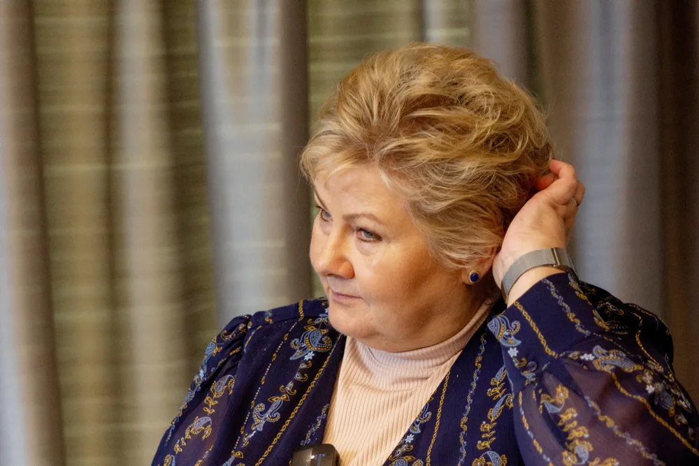 Erna Solberg bør ikke slå seg helt til ro med støtte fra sine egne i aksjeskandalen.