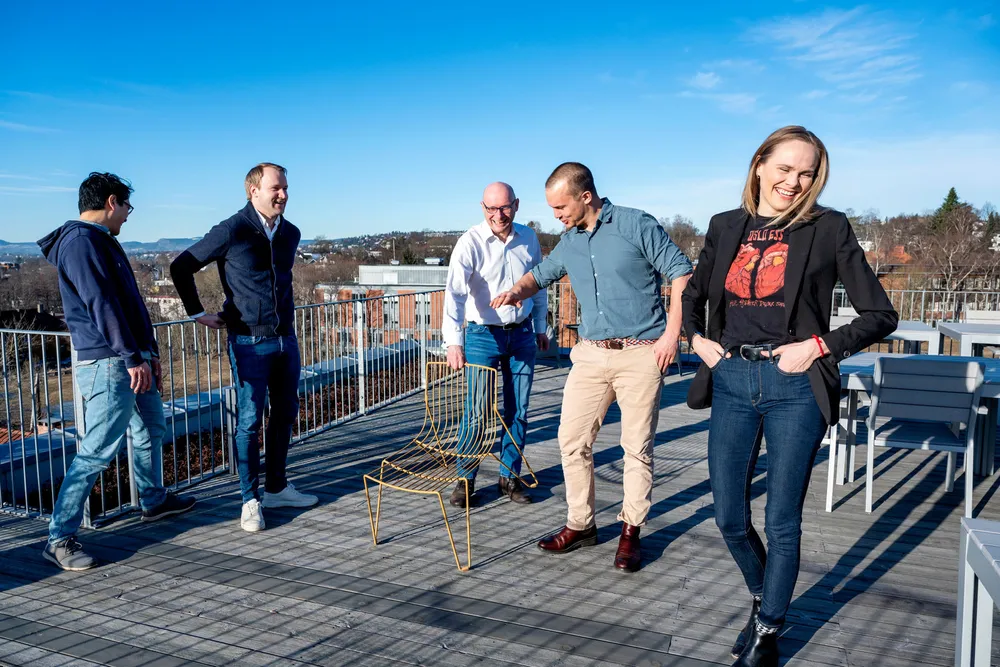 Seriegründer Geir Førre (i midten) presenterer sitt «nye» investeringsselskap. «Entrepreneur in residence» John Paul Salvador (fra venstre), partner Magnus Nordseth, Entrepedia-sjef Oliver Halvorsrød og tidligfase-sjef Lauga Oskarsdottir skal gjøre Firda til en livsløpsinvestor og industriell eier.