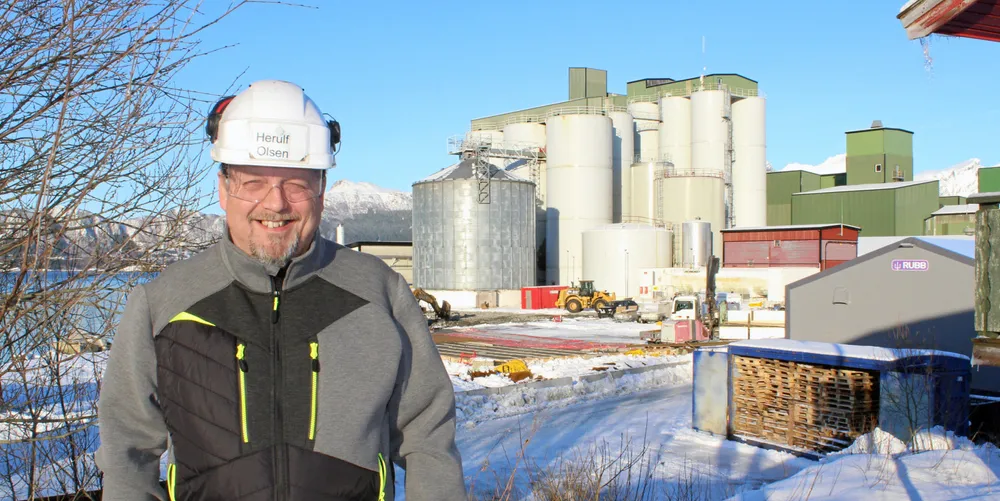 Fabrikksjef på Cargill Halsa, Herulf Olsen forteller at det nye industriområdet i bakgrunnen, vil gi selskapet store muligheter for videre ekspansjon.