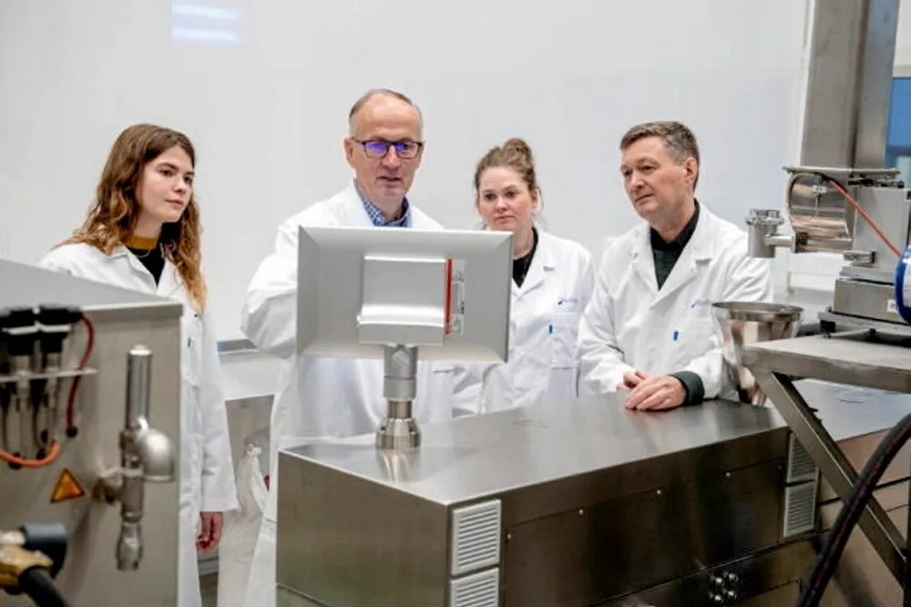 Nofima senior researcher Tor Andreas Samuelsen (right) and colleagues at one of the extruders used in feed research.