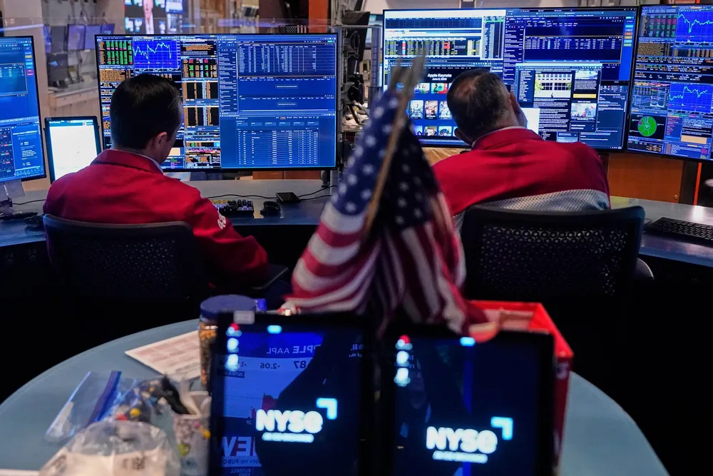 Meglerne Robert Greason (til venstre) og Aman Patel på handelsgulvet på New York Stock Exchange (Nyse).