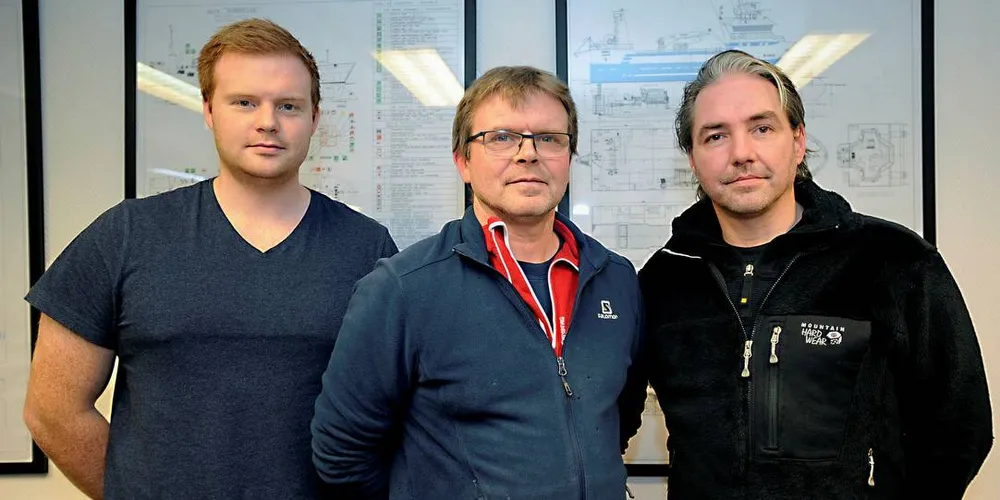 SYKT SAMFUNN: – Det er noe sykt i samfunnet når vi ikke er selvforsynte av nevedyktige arbeidsfolk, sier reder Tormund Grimstad (midten) i rederiet Nordnes på Vigra. Han, sønnen Mats Grimstad (til venstre) og kollega Geir Asle Aarseth er samlet for å snakke om hva fiskerinæringen kan gjøre for unge. Foto: Fridgeir Walderhaug