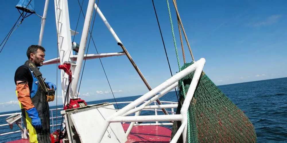 FÅR SELSKAP: Skipper Steinar Bredsand på «Mostein» er med i referanseflåten. Nå søker Havforskningsinstituttet også etter en større båt som fisker i Nordsjøen og Skagerrak. Arkivfoto: Kjersti Kvile