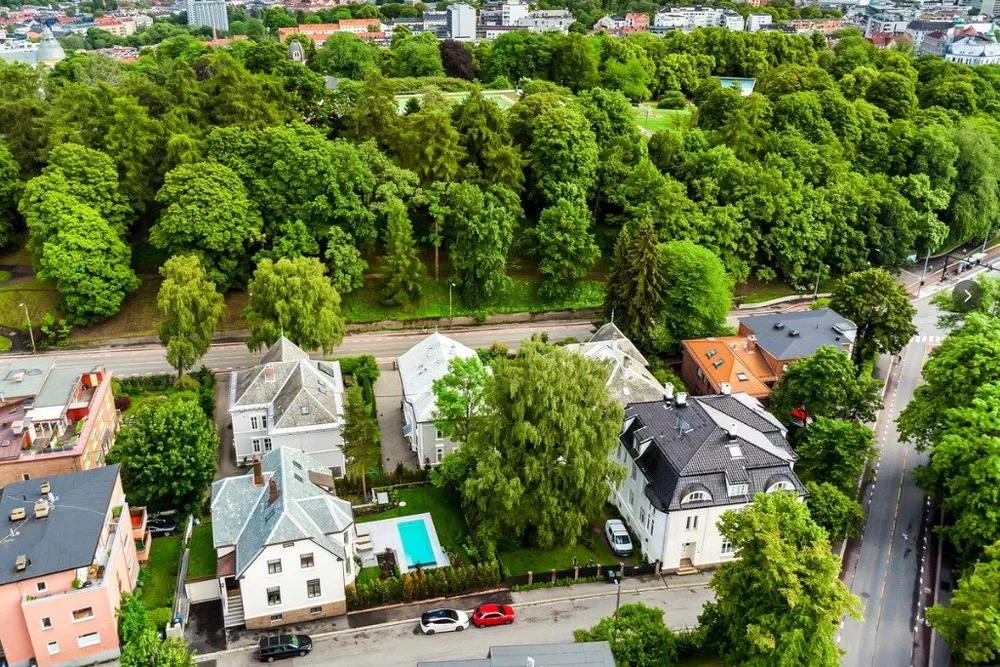 Byvillaen midt på St. Hanshaugen i Oslo stikker seg ut med eget basseng i hagen. Prislappen er 78 millioner kroner.