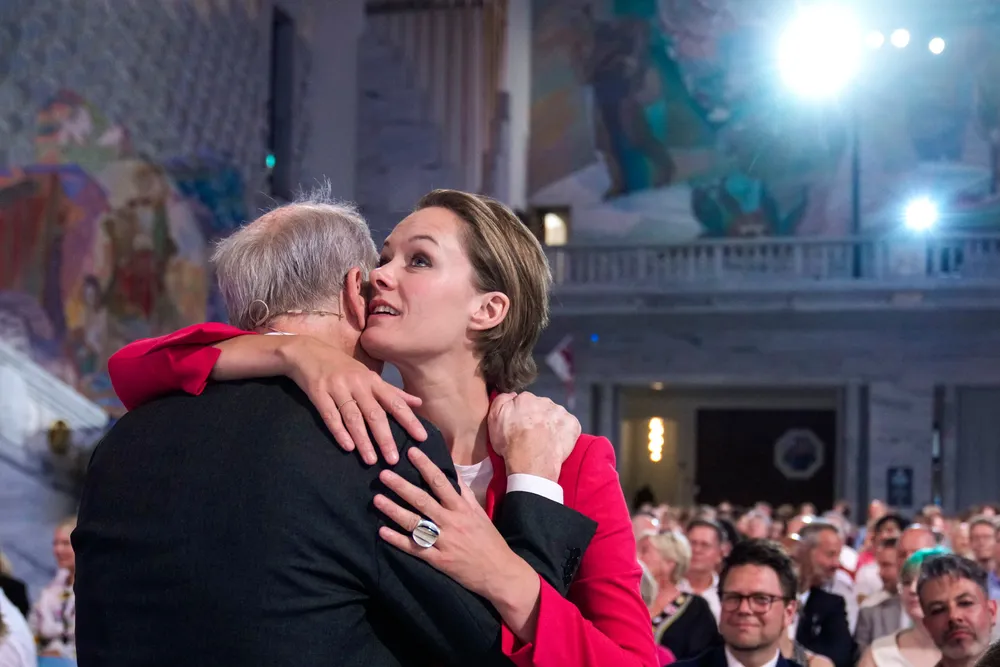 Statsminister Jonas Gahr Støre (Ap) og daværende kulturminister Anette Trettebergstuen (Ap) under en markering av skeivt kulturår og feiring av Oslo Pride i Oslo rådhus i juni 2022. Nøyaktig ett år senere måtte Trettebergstuen gå av som statsråd.