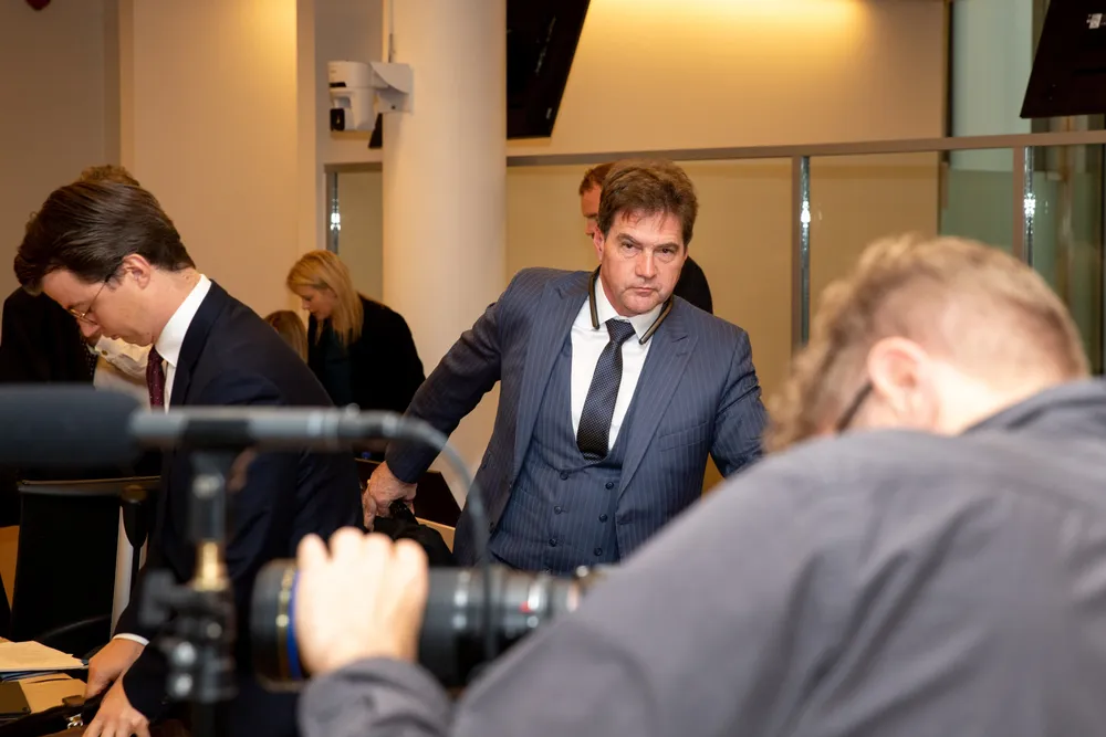 Craig Wright (i midten) på plass i Oslo tingrett i september.