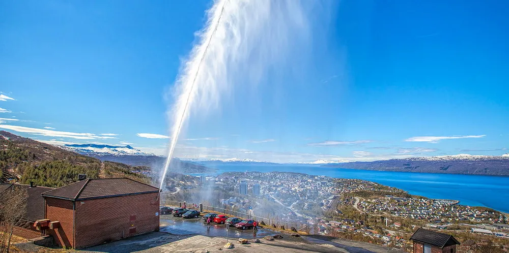 Slik ser «geysiren» fra Taraldsvik kraftverk ut fra Narviksfjellet.