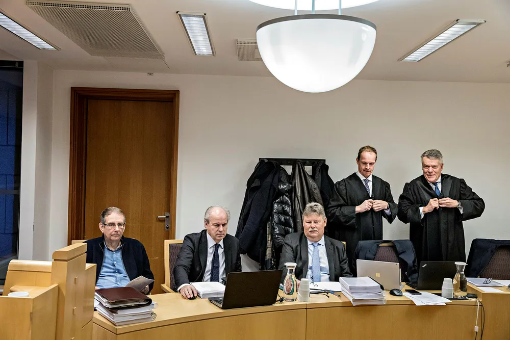 John Thunes fra Coop Sørvest (til venstre), Gunnar Skaar og Carl Berg fra Invest Sør sammen med deres advokater Christian Henrik Prahl Reusch og Peter Simonsen nådde ikke frem i gigantkravet etter eiendomssalget ved Sørlandssenteret i Kristiansand til Olav Thon Eiendomsselskap. Foto: Aleksander Nordahl