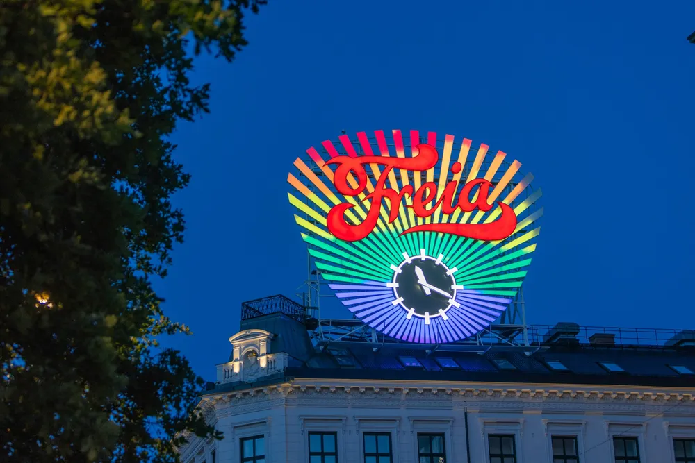 Freia-uret på Karl Johan skal lyse i regnbuefargene.