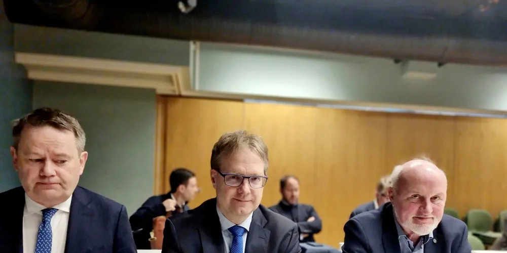 NTS-styreleder Nils Martin Williksen (helt til høyre) møtte med to partnere fra advokatfirmaet Thommessen på en ekstraordinær generalforsamling i Norway Royal Salmon (NRS) torsdag 7. april. Til venstre: Stig Berge, i midten Mons Paulsen.