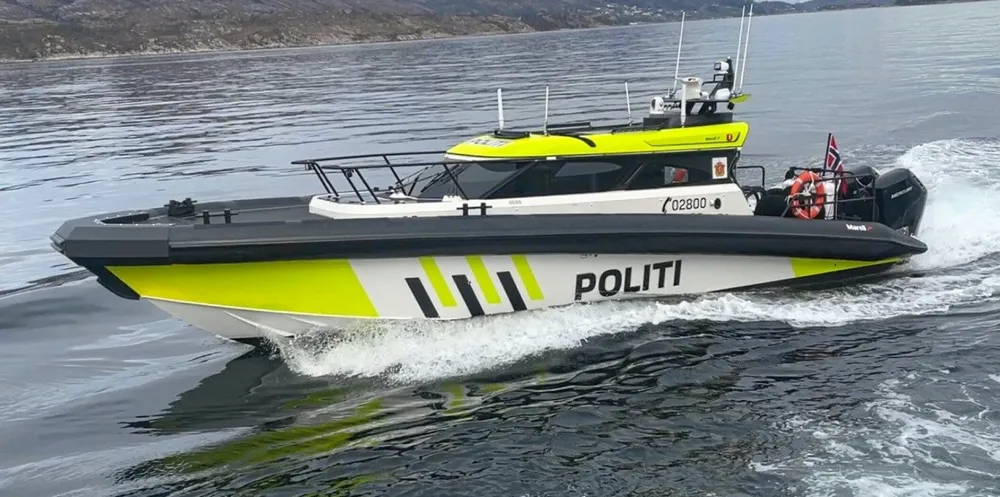 Politibåt med problemer. Sotete ruter og litt for lang til å bli godkjent.