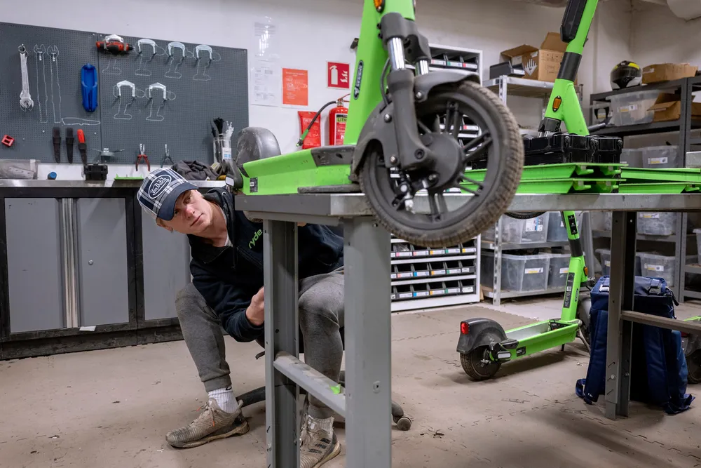 Studenten Filip Davik Fredhall jobber på Rydes verksted i Oslo. Han har satt stor pris på arbeidsplassen som nå står i fare.