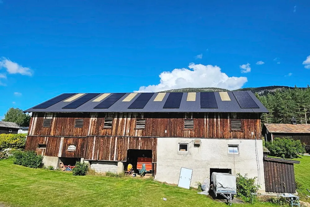 Anlegget på låven i Innlandet ble utstyrt med kortslutningsvern. Nettselskapet mente det var en tjeneste utover det kunden kunne forvente, og sendte regningen videre. Det skulle de ikke gjort, konkluderer RME.