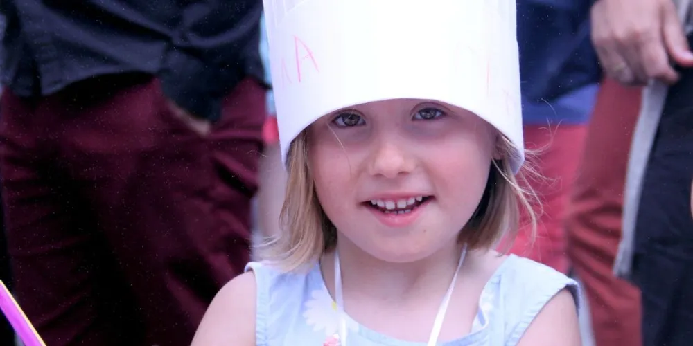 Aminda Ahnell-Hoenen (5) synes det er stas å lage mat på egenhånd. Hjemme hjelper hun mamma Irene Ahnell på kjøkkenet når det skal serveres fisk. Foto: Torhild Måkestad Martinussen