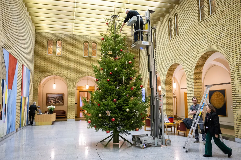 Juletreet i vandrehallen på Stortinget.