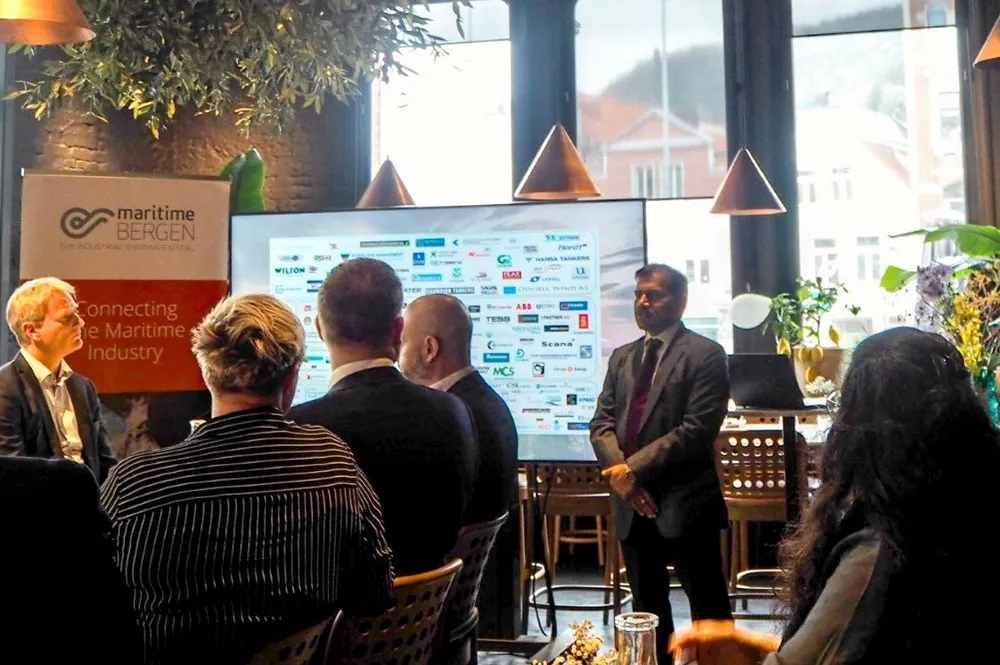 Indisk delegasjon på besøk i Bergen. Målet er lokke norsk industri over til indiske verft, blant annet.