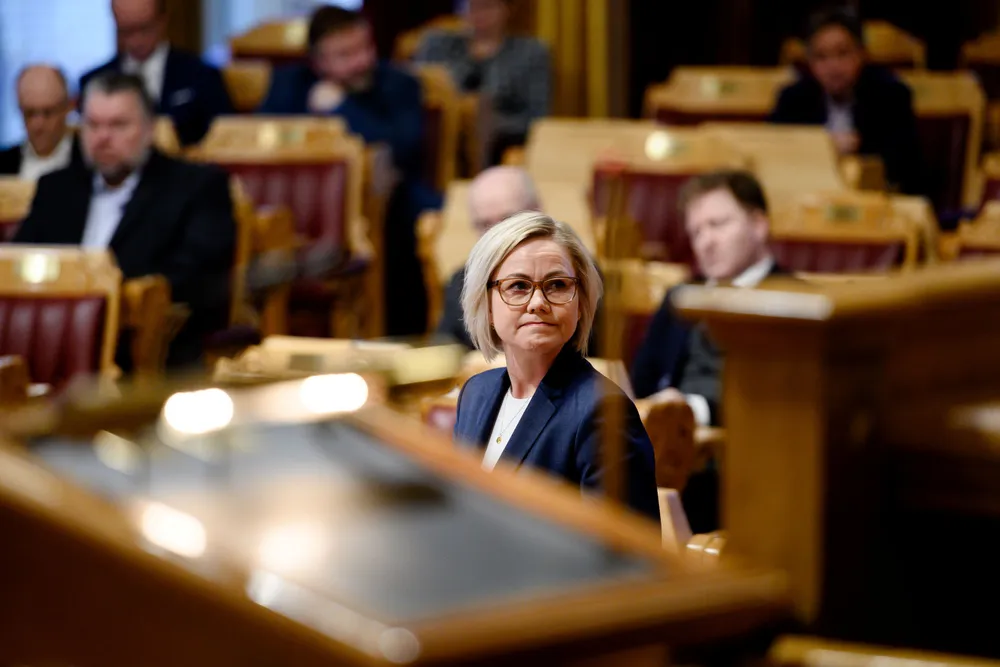 – Det er naturlig for Stortinget å spørre regjeringen hva som skal til for å endre strategien og om de vil endre den hvis mutanten nå bekreftes å ha blitt spredt til Oslo og flere byer, sier Ingvild Kjerkol.