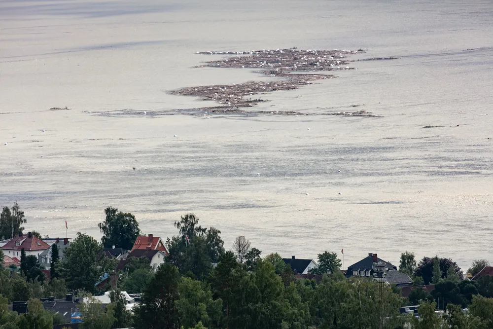 Halmballer, trær og skrap kom flytende med elven Lågen og ut i nordenden av Mjøsa ved Lillehammer etter Hans sine herjinger.