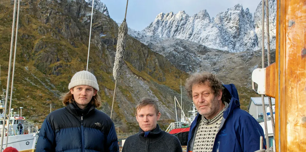 GIR IKKE OPP: Miljøorganisasjoner går sammen om å hindre prøveboring utenfor Træna. F.v.: Henrik Lande, Folkeaksjonen Oljefritt Lofoten, Vesterålen og Senja. Gaute Eiterjord, leder i Natur og Ungdom. Frederic Hauge, leder i Bellona. Foto: Jørgen Næss Karlsen, Natur og Ungdom