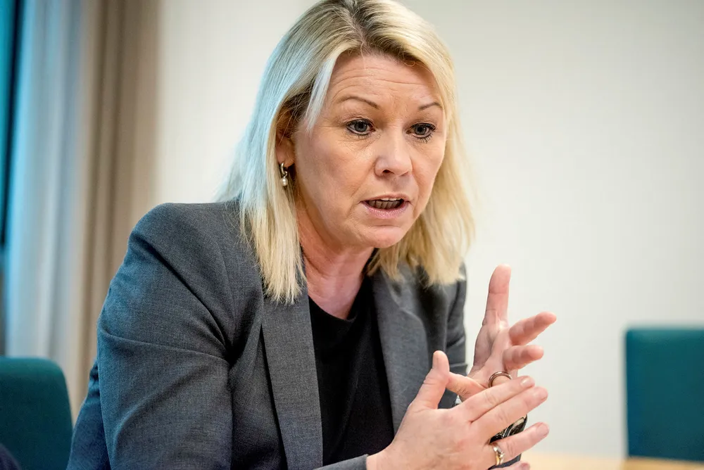 Kommunalminister Monica Mæland (H) mener at tidligere Ap-nestleder Helga Pedersen har glemt forskjellen mellom regjering og Stortinget etter at hun ble lokallagsleder i Tana Ap. Foto: Fartein Rudjord