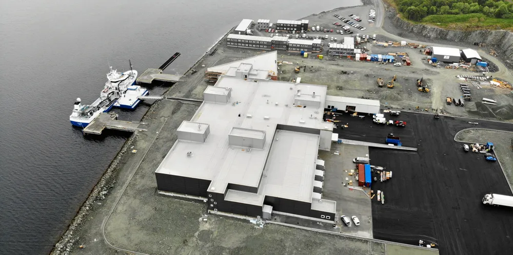 Den nye fabrikken til Lerøy Midt på Jøsnøya industriområde på Hitra kostet rundt 700 millioner kroner. Bildet er tatt 7. juni 2018, da fabrikken var i ferd med å ferdigstilles.