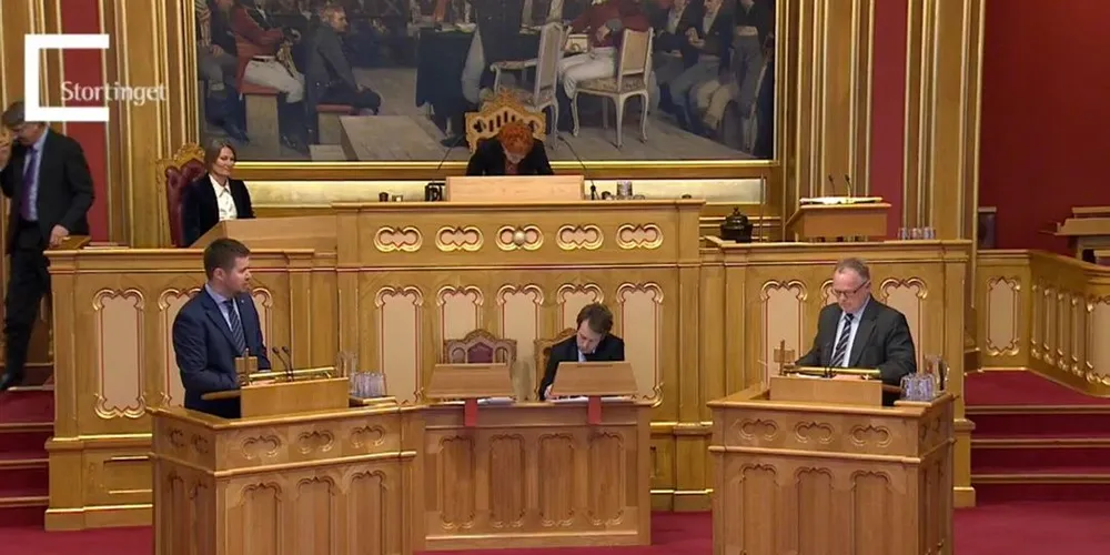Geir Pollestad (Sp) og fiskeriminister Per Sandberg (Frp) diskuterte landingsforskriften onsdag. Skjermdump: Stortinget